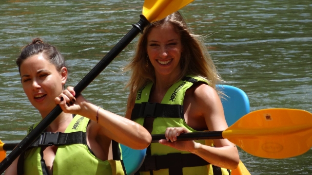 Disfrutando en los kayaks